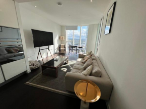 Luxury 2 bed flat close to Victoria